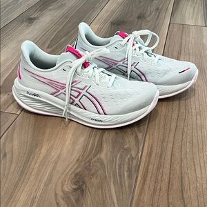 Women’s ASICS Gel-Cumulus 26 size 7.5